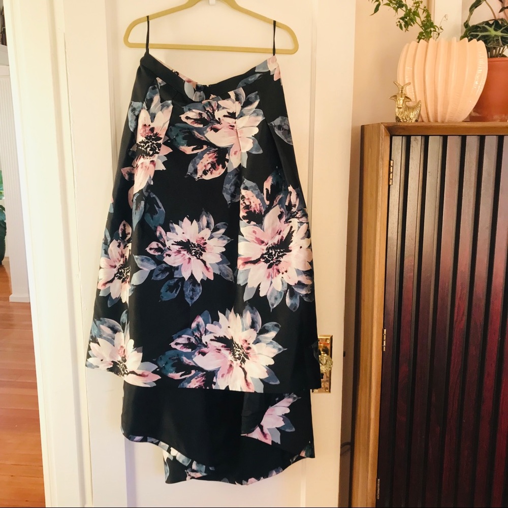 Full, floral, high low skirt w pockets